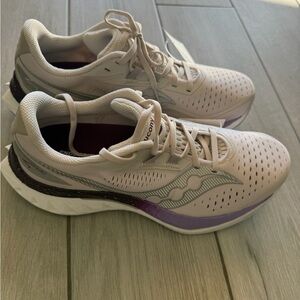 Saucony Endorphin speed 4 Women's running Shoes - Cream and Purple Accents